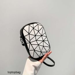 Diseñador Bolsos de hombro de moda de lujo Bolso pequeño de moda 2024 Nuevo empalme geométrico Bolsa telefónica de hombro