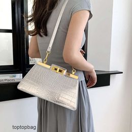 Bolsos de hombro de lujo para mujer, diseño de nicho de moda francesa, tendencia, bandolera de un solo hombro, 2023