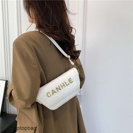 Sacs à bandoulière de luxe de luxe français Lingge brodé fil sac pour femme ins lettre en métal petit sac de selle parfumé mode polyvalent une épaule crossb