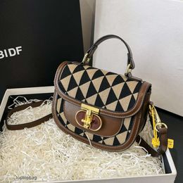 Designer Luxe mode Schoudertassen Uniek ontwerp Mode kleine tas 2023 Nieuwe trend Veelzijdige eenvoudige roterende slotgesp Enkele schouder Crossbody tas voor dames