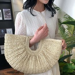 Sacs fourre-tout de luxe de styliste 2024, nouveau sac tissé en herbe de plage, doux et à la mode, populaire sur Internet, sac de poignet du même style