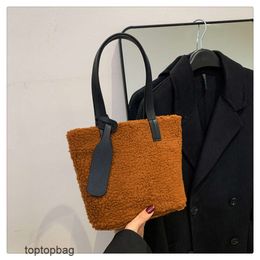 Sacs fourre-tout de mode de luxe Instagram Nouvel automne / hiver coréen doux sac en peluche à la main sac de poignet à la mode et polyvalent sac seau d'eau