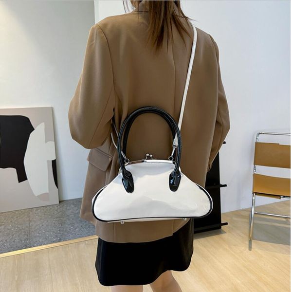 Designer Luxury Fashion Tote Sacs Internet Famous Pearl Handbag pour femmes NEW NICHE Design Crossbody Bag Mini Lipstick Bag Carry and Change Wallet M0