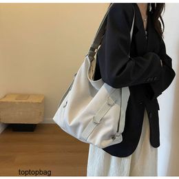 Designer Sacs fourre-tout de mode de luxe Toile coréenne Casual Grande capacité Sac sous les aisselles 2023 Nouveau sac à bandoulière à la mode et à la mode pour femmes fourre-tout