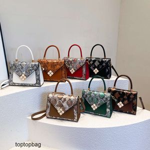 Designer Sacs fourre-tout de mode de luxe Nouveau sac à main à la mode Instagram motif serpent panneau de contraste épaule unique bandoulière petit sac carré