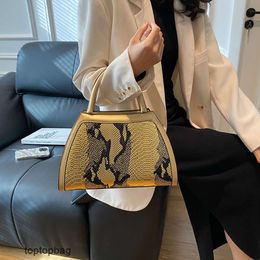 Diseñador de moda de lujo Bolsas de asas Nuevo bolso para mujer con patrón de serpiente Bolso versátil elegante y con estilo Bolso bandolera de un hombro Bolso para ocasiones Bolso de celebridad