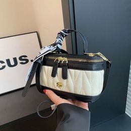 Designer Luxe mode draagtassen Deze jaren populaire niche geborduurde handtas 2023 nieuwe damestas veelzijdige herfst- en winter crossbody tas draagbaar klein vierkant b