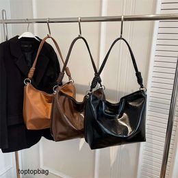 Diseñador Bolsas de asas de moda de lujo Carteras 2023 Otoño / Invierno Versátil Laca Cuero Tote Bolso para mujer Estilo simple y occidental Lazy One Hombro Moda Bolso para mujer