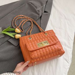 Diseñador Bolsas de asas de moda de lujo Carteras de moda 2023 Nueva moda Versátil Estilo occidental A cuadros bordado Bolso de mujer de un solo hombro