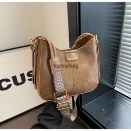 Diseñador de moda de lujo Bolsas de asas Bolso para mujer 2024 Nuevo bolso cruzado de moda y avanzado de moda este año Bolso de cubo de un solo hombro de banda ancha popular