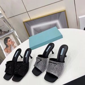 Designer De Luxe Mode Femmes Strass Talons Sandales Ouvert Bout Carré Talons Aiguilles Clair Lucite Mules À Talons Glisser Sur Robe Sexy De Mariage Pantoufles À Talons Hauts