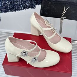 Designer Luxury Chaussures formelles pour femmes tres vive classiques mode diamant boucle brevetée en cuir épais talon