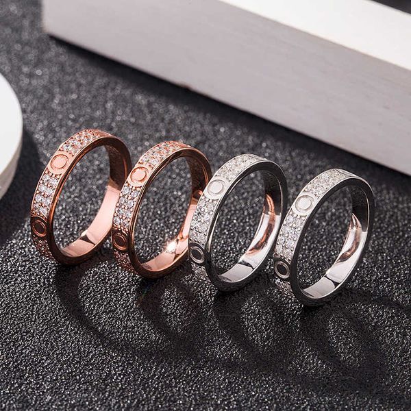 Diseñador de joyería de lujo para mujeres El mismo anillo de amor con tarjeta de plata de ley tiktok S925 para hombres y mujeres, el diamante está tachonado con tornillos perforadores. con logo y caja