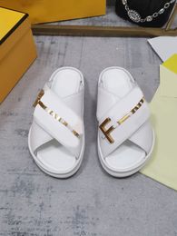 Sandálias de couro de luxo de grife chinelos de moda planas com letras e fivela de metal