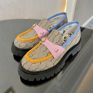 Mocasines de lujo de diseñador con bordado de abeja pequeña, mocasines de estilo universitario, zapatos de plataforma de vestir para niñas, calzado informal, talla 35-42, 2023