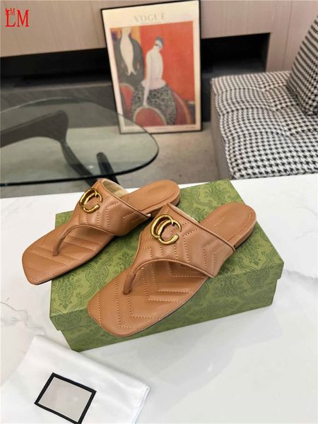 Designer Luxury Marmont Thong Gold Tone Slide sur Sandals Cognac Brown Leather Flats Chaussures Chevron en cuir monte