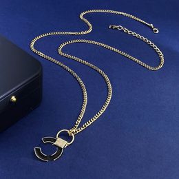 Collier de luxe de créateur double lettre noir plat long pendentif en chaîne cubaine en laiton matériel charme français bijoux livrer cadeau surprise de vacances mère