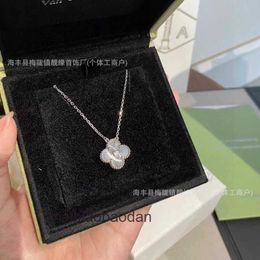 Collier de luxe de créateur fanjia sterling argent S925 Nouveau niche de luxe Platinum Lucky Laser Collier de fleur de voiture incrustée de trèfle à quatre feuilles