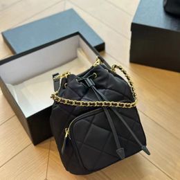 Designer Luxury Nouveau sac de seau brodé Lingge avec sangle réglable recommandée pour un voyage léger dans un sac de seau d'été Sac à épaule