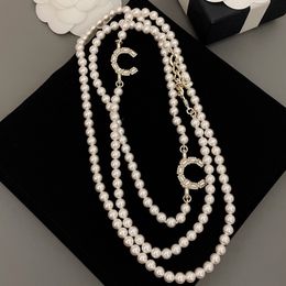 Collier long de perles de luxe pour femmes, double lettre incrustée de diamant d'eau utilisant une chaîne de queue en forme de O, matériau en laiton, bijoux de charme classique, cadeau pour mère