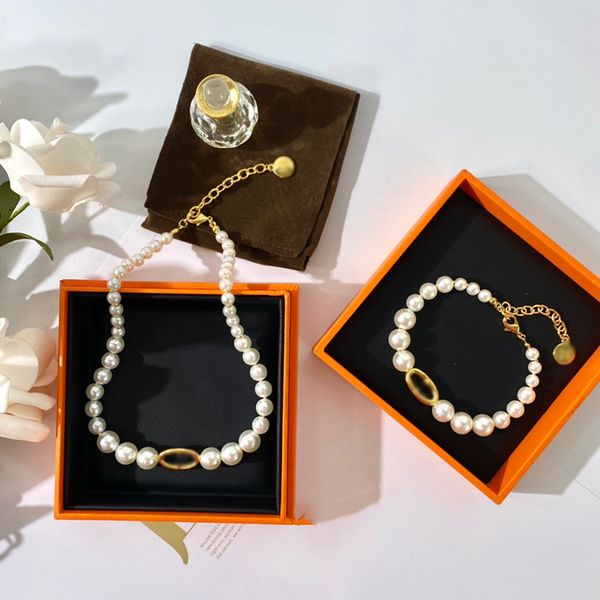 Designer luxe collier de perles ensemble célèbre marque française classique or lisse nez de porc pendentif en laiton matériel femmes charme bijoux mère cadeau de mode