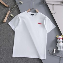 Designer Luxury Prads Classic Heren Katoen Klassiek Rood Letter Strip Korte mouwen Veelzijdig T-shirt voor heren en dames