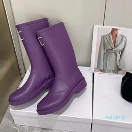 Diseñador -Zapatos de lluvia de color puro de lujo Botas para mujer Metal Alfombrilla de cuero para pies Bota antideslizante al aire libre Moda para mujer Zapatos cómodos de tacón bajo