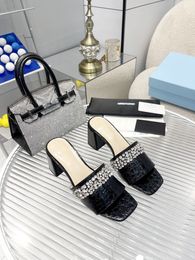 Chaussures de luxe en cuir véritable mules en satin de cristal pantoufles de marque nouveaux pantoufles à rivets sandales à bout ouvert à fond plat pour femmes chaussures d'usine