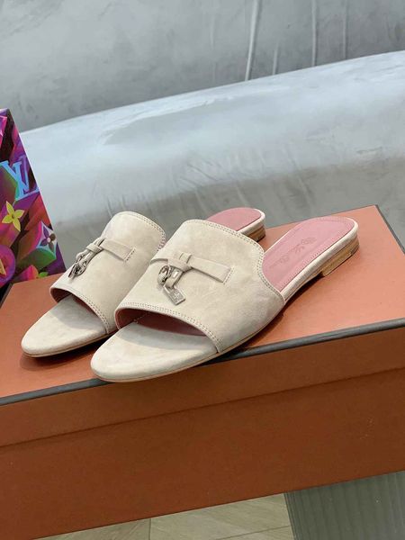 Designer Luxury Sandals Flats Chaussures mules pantoufles en daim toppons en cuir tongs Fashion Femmes Loro Sandale Velvlet Velvlet Casual Shoes Taille 35-41