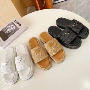 Designer Luxe Sandalen Dames Instapper Met Gouden Gesp Instapper Zwart Bruin Zwembad Casual Damessandalen 2023 Nieuwe Prad Triangle Straw Weave Slipper Sandaal Platform