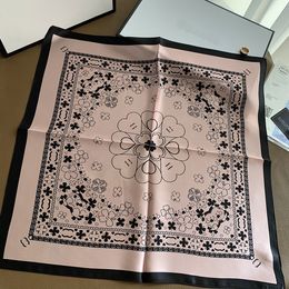 Designer Luxe Silk Sjang Charming Girl Exclusieve brief Afdrukken Fashion Sjalf Verjaardagsfeestje Boutique Kleding Geschenk Hoogwaardige sjaalmaat 50 x 50 cm