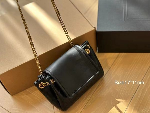 designer de luxe Le nouveau sac à main Monogram nolita est disponible en deux tailles. Rabat frontal avec une connexion en métal, une lettre, un logo, une chaîne à motif diamant et un bracelet en cuir.