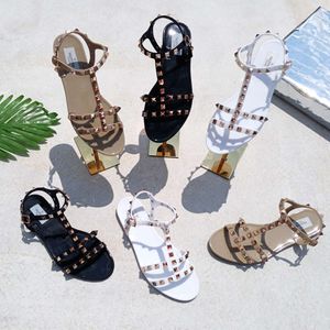 Designer Luxury Valentine Classic Classic Splippers Chaussures Spring and Summer Slippers Bottoms Flats Bottoms Sandals Femmes chaussures Roman Crystal Chaussures Nouveau style