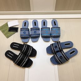 Designer Luxury Vintage Slippers Light Blue Beach Femmes Chaussures plates décontractées Summer Logo Denim Slim Broidered Sandal Taille 35-41