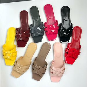 Diseñador de lujo Mujer Tributo Sandalias planas Promociones Zapatilla Verano Playa Diapositivas Zapatillas de charol Señoras Opyum Zapatos causales