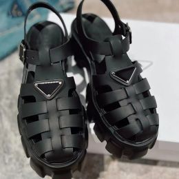 Designer luxe femmes sandales designer triangle étiquette fond épais rehaussant chaussures sandales romaines section creuse tissé enveloppé chaussures