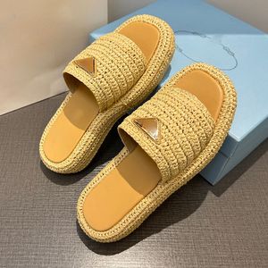 Designer Luxury Women's Sandals Fashion Plateforme de mode rattan tissé Triangle Triangle Labels Summer Summer Beach Shoes tong-flop