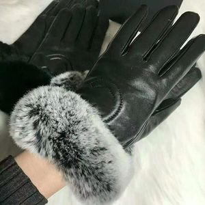 Guantes de cuero de invierno de diseñador de lujo para mujer Pantalla táctil de felpa Piel de oveja con aislamiento térmico para exteriores para ciclismo con regalo de punta de dedo de piel de oveja con aislamiento cálido