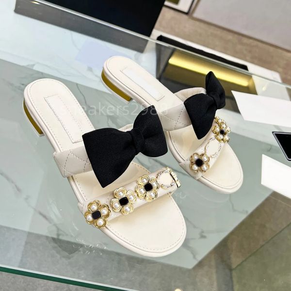 Pantoufles de luxe de styliste pour femmes, chaussures plates classiques en peau de mouton, nœud blanc, sandales décontractées pour la maison, pantoufles de plage à la mode d'été