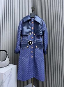 Designer luxe damesgeul Lagen vrouwen windbreaker jas blauw volledige letters losse riem jas vrouwelijke casual longgraven jas
