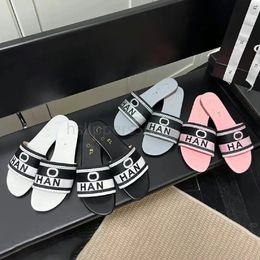 Designer Luxurys Sandales Plage Blanc Sunshine Femmes Channel Pantoufles Fille 2024 Nouvelles Chaussures Plates Mode Noir Blanc Rose Été Mule Pantoufles