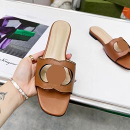 Designer fabriqué en Italie Sendlocking Slipers Slippers Slide Sandal Sandal Cuir Sexy Flat Dames Fashion Coupte Wear Chaussures 35-42