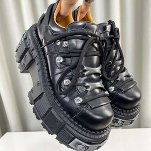 Vetements X Nuevas zapatillas de deporte de plataforma de rock Men Boots Rock Boots Leathet Women Boot Metal Decoración de efectos angustiados con efectivo No563