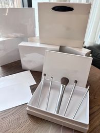 Ensemble de pinceaux de maquillage de styliste, 5 pièces, 100% laine, couleur argent, outils de maquillage par lettres avec boîte-cadeau pour petite amie, cadeau d'anniversaire, saint-valentin, cadeau de noël, haute qualité