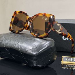 Designer Man Femmes Rectangle Lunettes de soleil Unisexe Designer Goggle Beach Sun Glasses Retro Frame Design UV400 Cadeau parfait