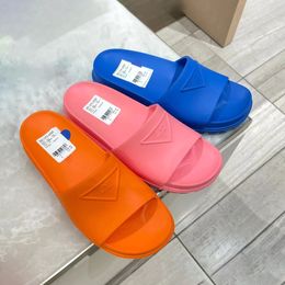 Mode luxe ontwerper herenslipper Zomerzwembad dames topkwaliteit reizen Maat 35-44 Rubberen glijbaan Reliëf driehoek outdoor heren platte strandsandaal Sliders Mule loafer