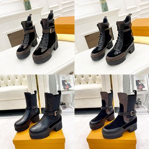 Bottes de créateur Martin noires à plateforme de motard, bottes de combat Chelsea à talons bas, bottines à lacets, chaîne en cuir, boucle avec logo, chaussures de luxe pour femmes