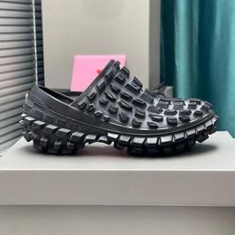Designer Men Black Tyre Tyre Sandals platform Defender schoenen Bump Texture Antislip Fashion Summer Slippers 3946 Size Mens Sandal4275330