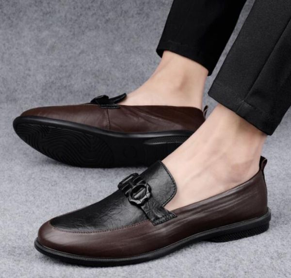 Diseñador Hombres mocasines zapatos de cuero genuino casual suave suave tacón plano plano zapatos de negocios de la fiesta de la fiesta de los pies redondos talla 38 ~ 46