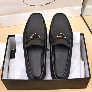 Designer Men Locs Soft Cowhide Robe Shoes Party Chaussures Brand Triangle En cuir chaussures Slip on Driving Shoes Taille 38-46